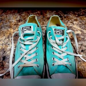 Converse Chuck Taylor mens size 9. Baby blue